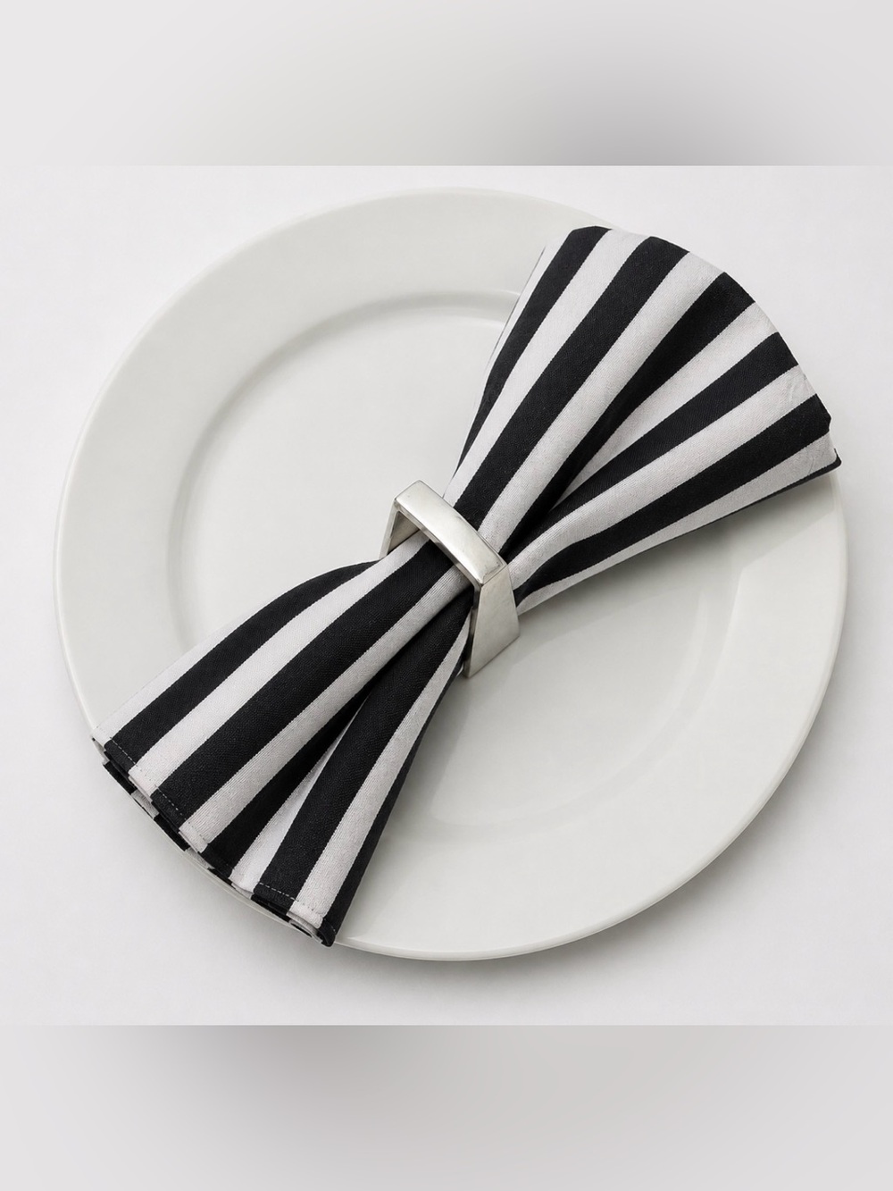 Henri Bendel 8 Pc Set of Silver Napkin Rings NWT